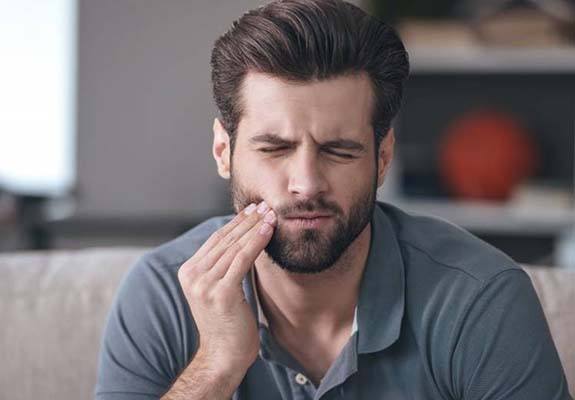 Pained man needs to visit his emergency dentist 
